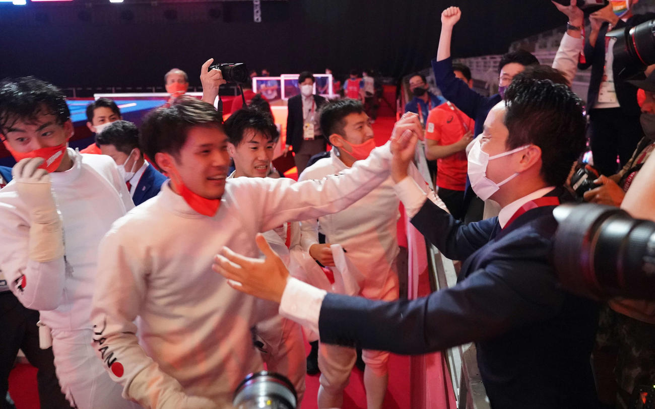 男子エペ団体決勝　日本対ROC　金メダルを獲得し国際フェンシング連盟副会長の太田雄貴氏（右）と喜びを分かち合う、左から宇山、山田、加納、見延（撮影・鈴木みどり）