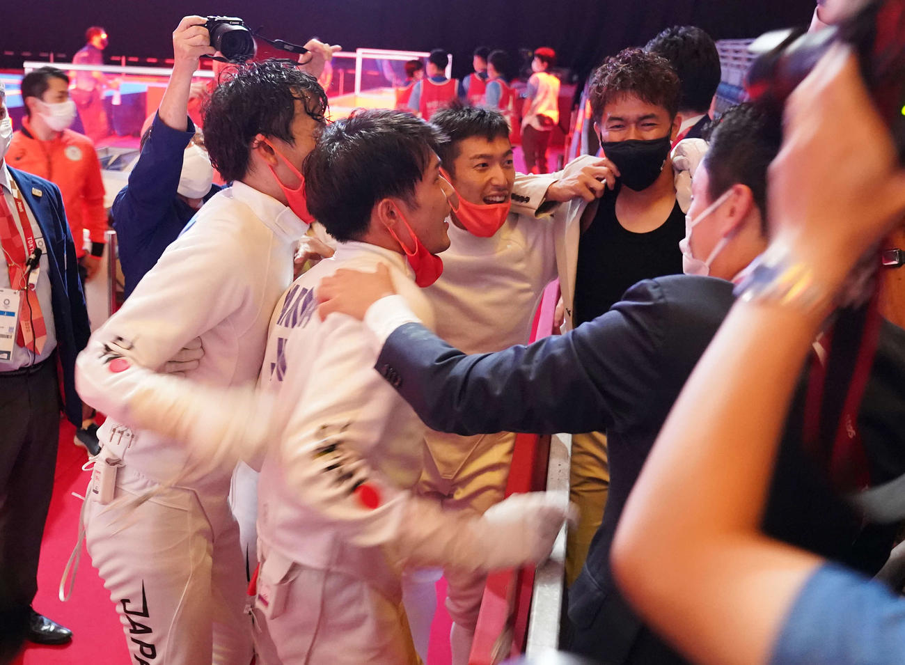 男子エペ団体決勝　金メダルを獲得した日本代表と喜びを分かち合う、日本フェンシング協会の武井壮（右奥）と国際フェンシング連盟副会長の太田雄貴氏（撮影・鈴木みどり）
