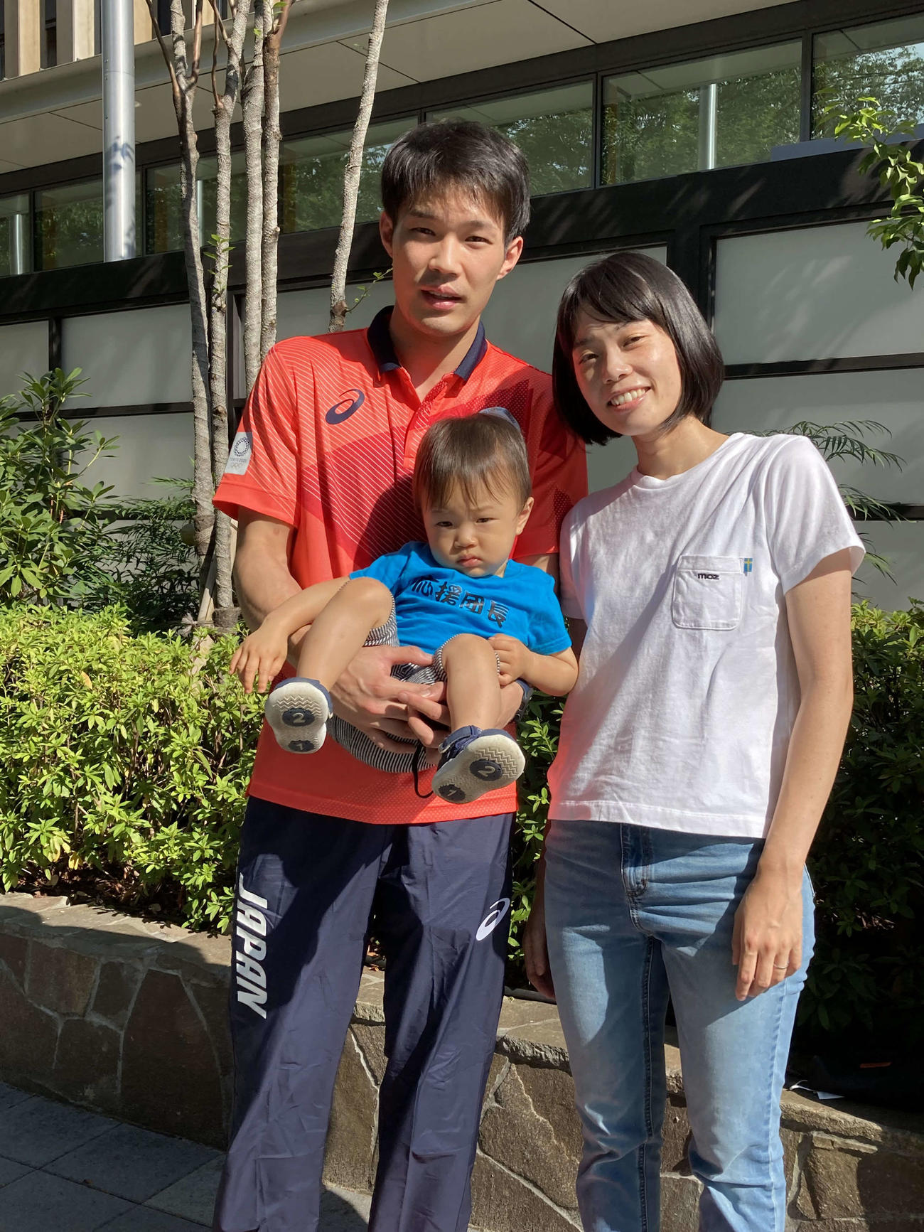 選手村へ行く前の山田を見送る、妻で元選手の里衣さんと長男で1歳の瑛斗君（家族提供）