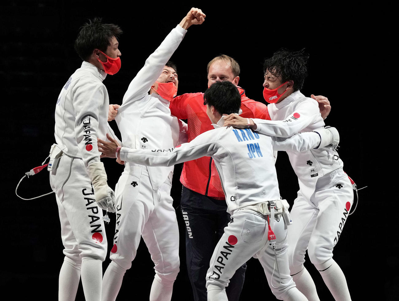 男子エペ団体決勝　金メダルを獲得し抱き合って喜ぶ、山田（左）、見延（左から2人目）、宇山（右）、加納（撮影・鈴木みどり）