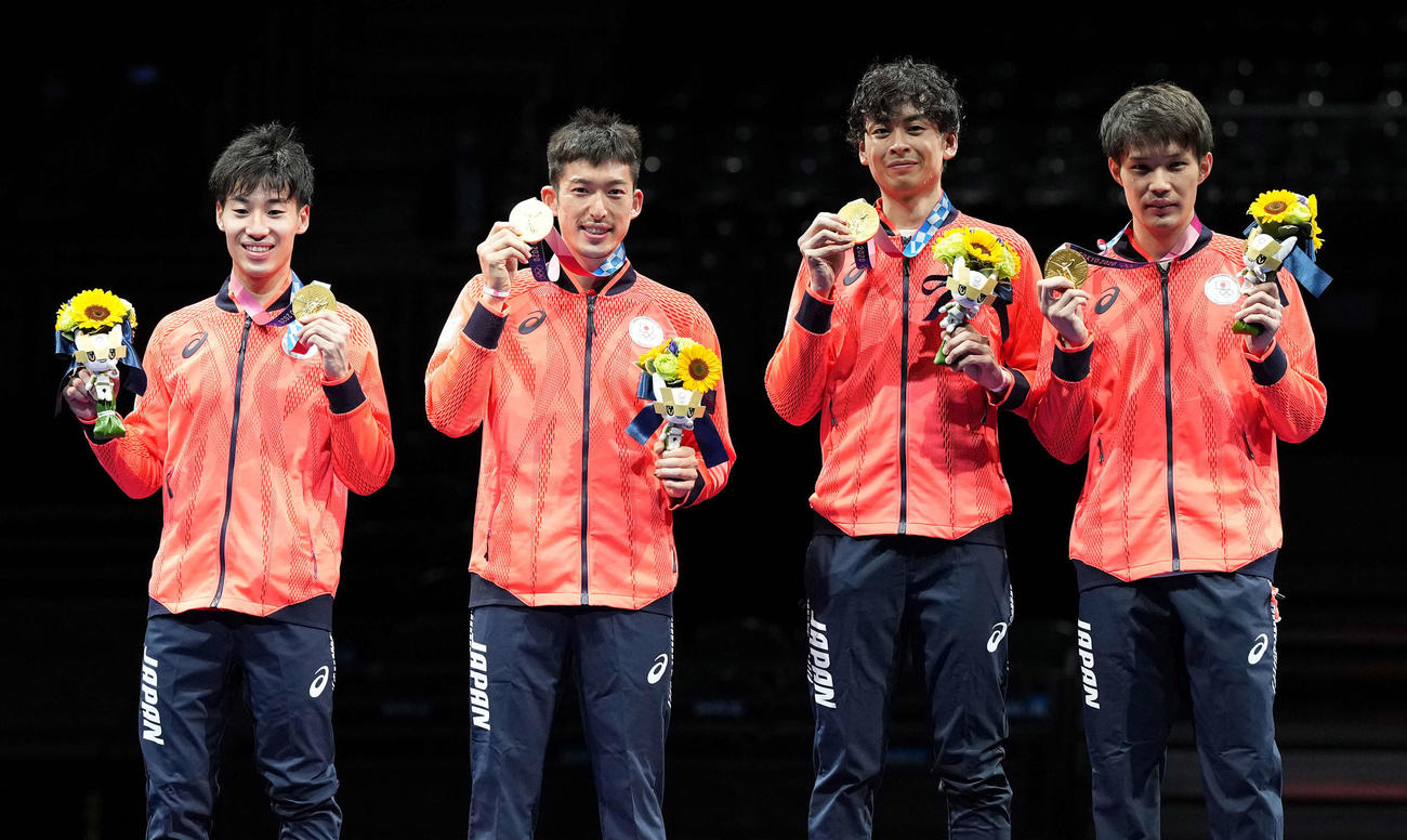 日本対ROC　金メダルを手に笑顔の、左から加納、見延、宇山、山田（撮影・鈴木みどり）