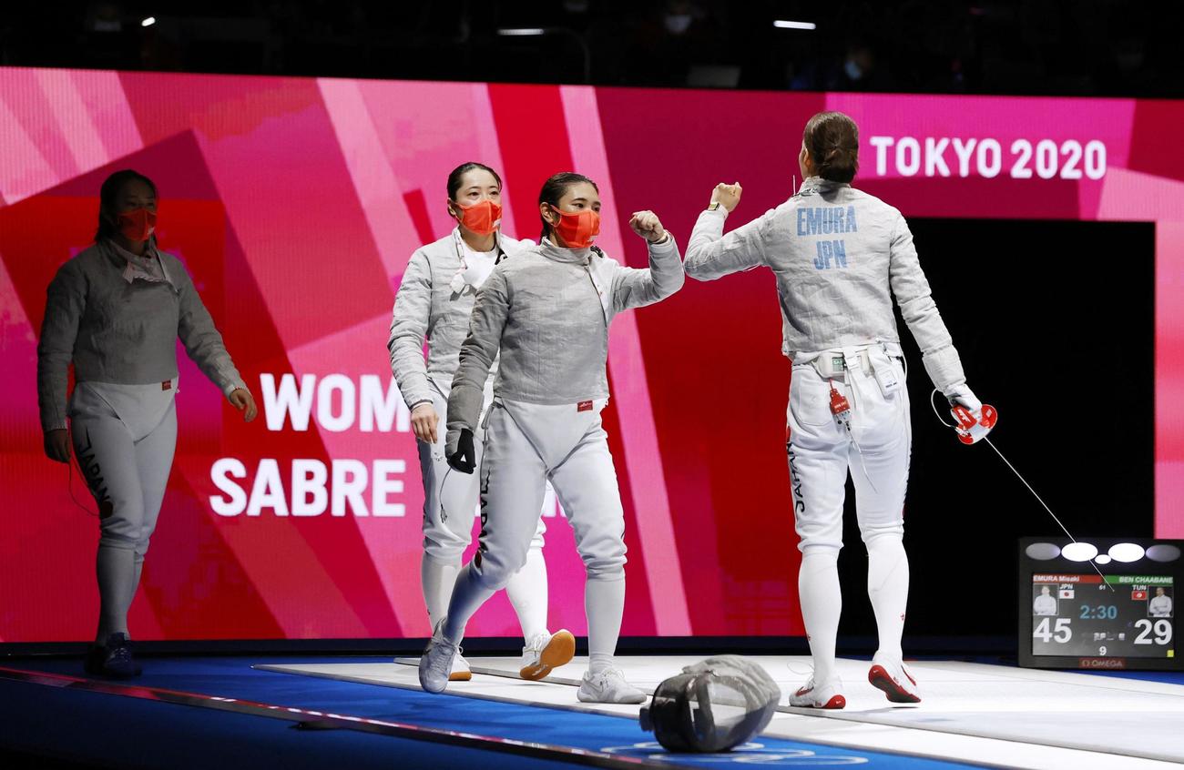 女子サーブル団体1回戦　チュニジアに勝利した（右から）江村美咲（後ろ姿）、青木千佳、田村紀佳、福島史帆実の日本チーム（共同）