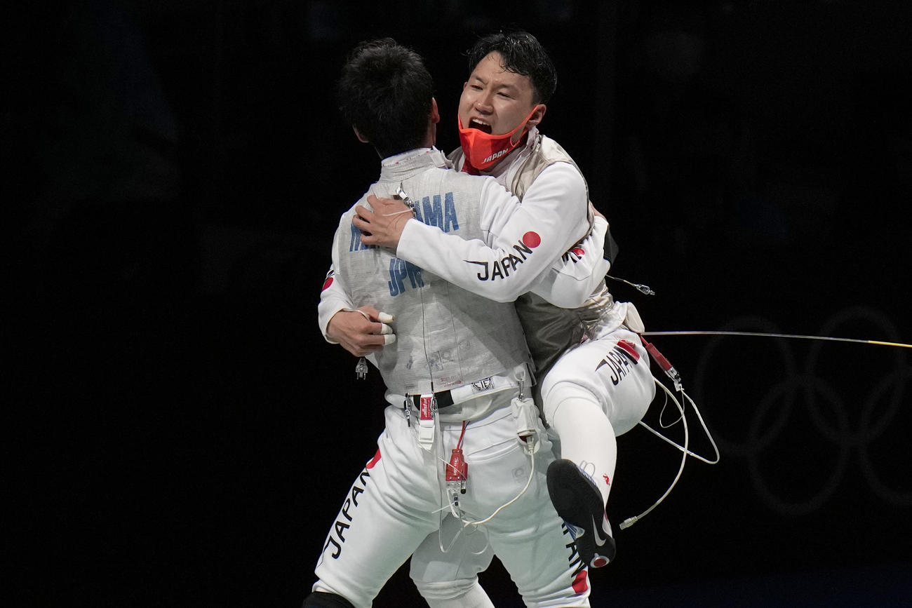 フルーレ団体　イタリアに勝利し喜ぶ日本（AP）