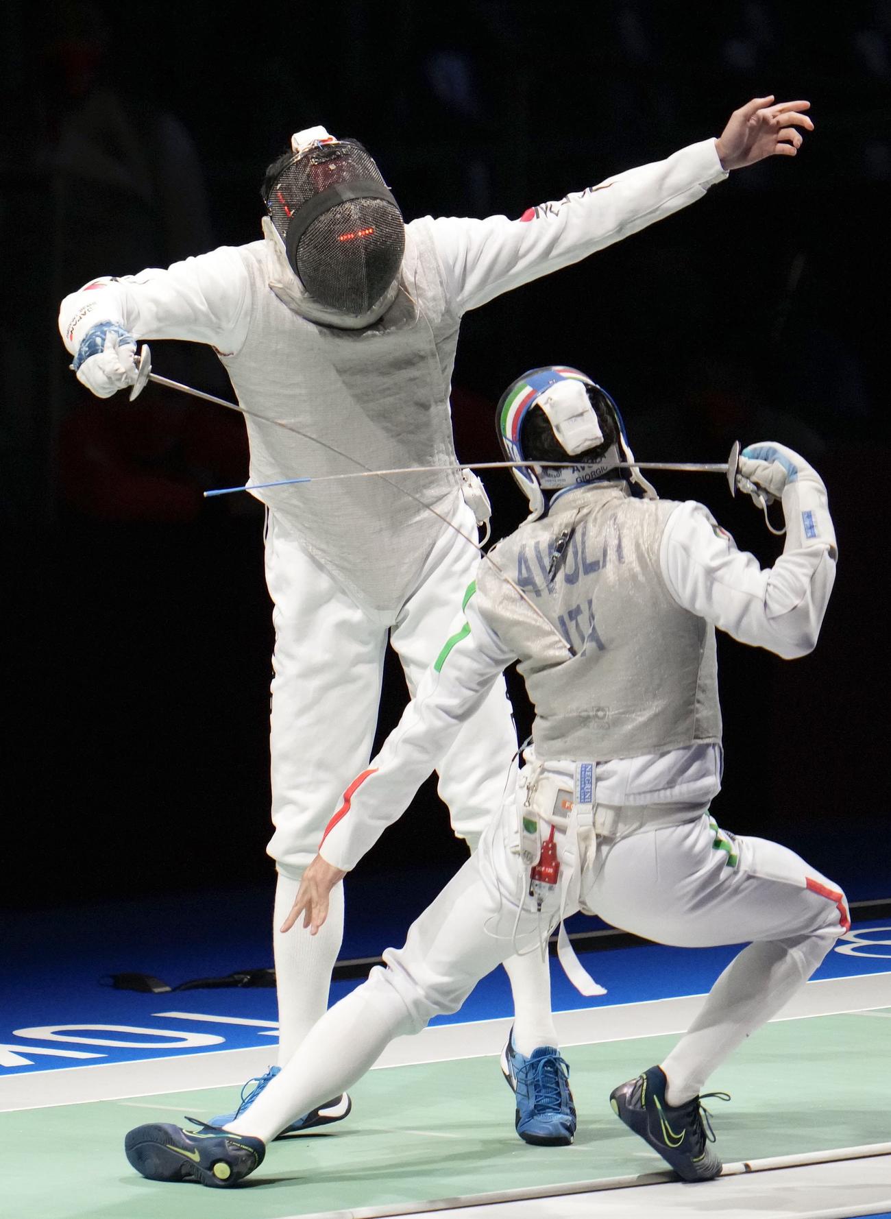 男子フルーレ団体準々決勝　イタリア選手（下）と対戦する敷根崇裕（共同）