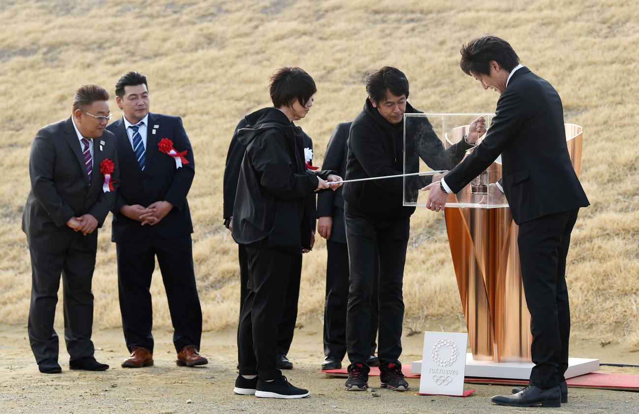 聖火皿への点火が強風により上手くいかず（撮影・横山健太）