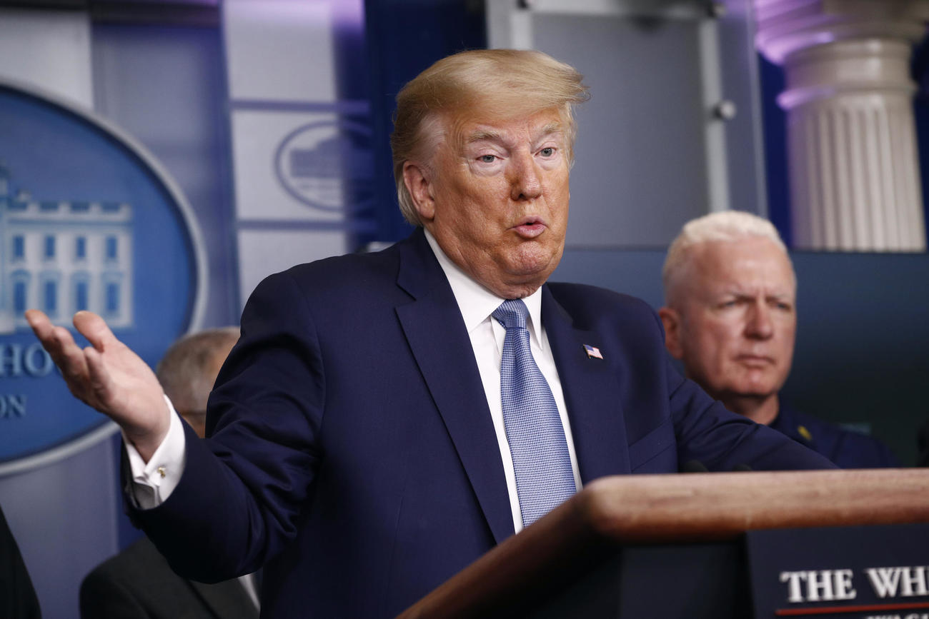 ホワイトハウスで会見に臨むトランプ大統領（AP）