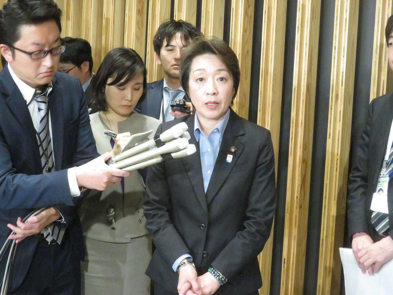 電話会談後に五輪延期に関して会見を行った橋本聖子五輪相（撮影・大上悟）