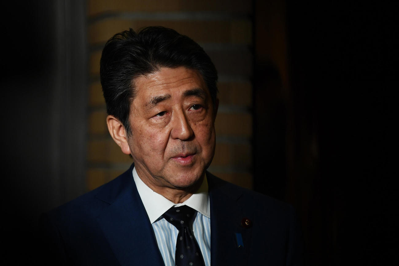 総理官邸で記者会見する安倍晋三首相（AP）