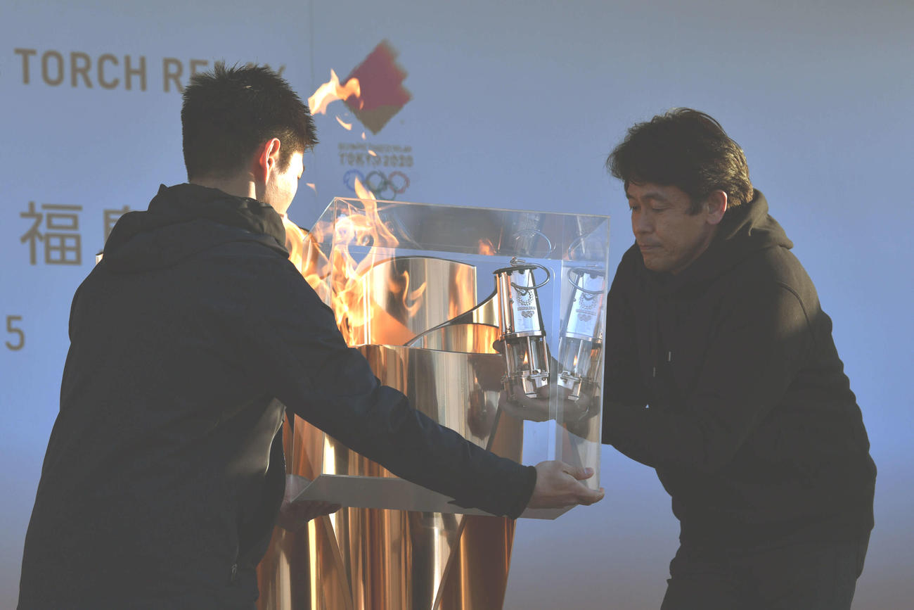 「復興の火」の展示が終わり聖火皿からランタンへ納火される（撮影・滝沢徹郎）