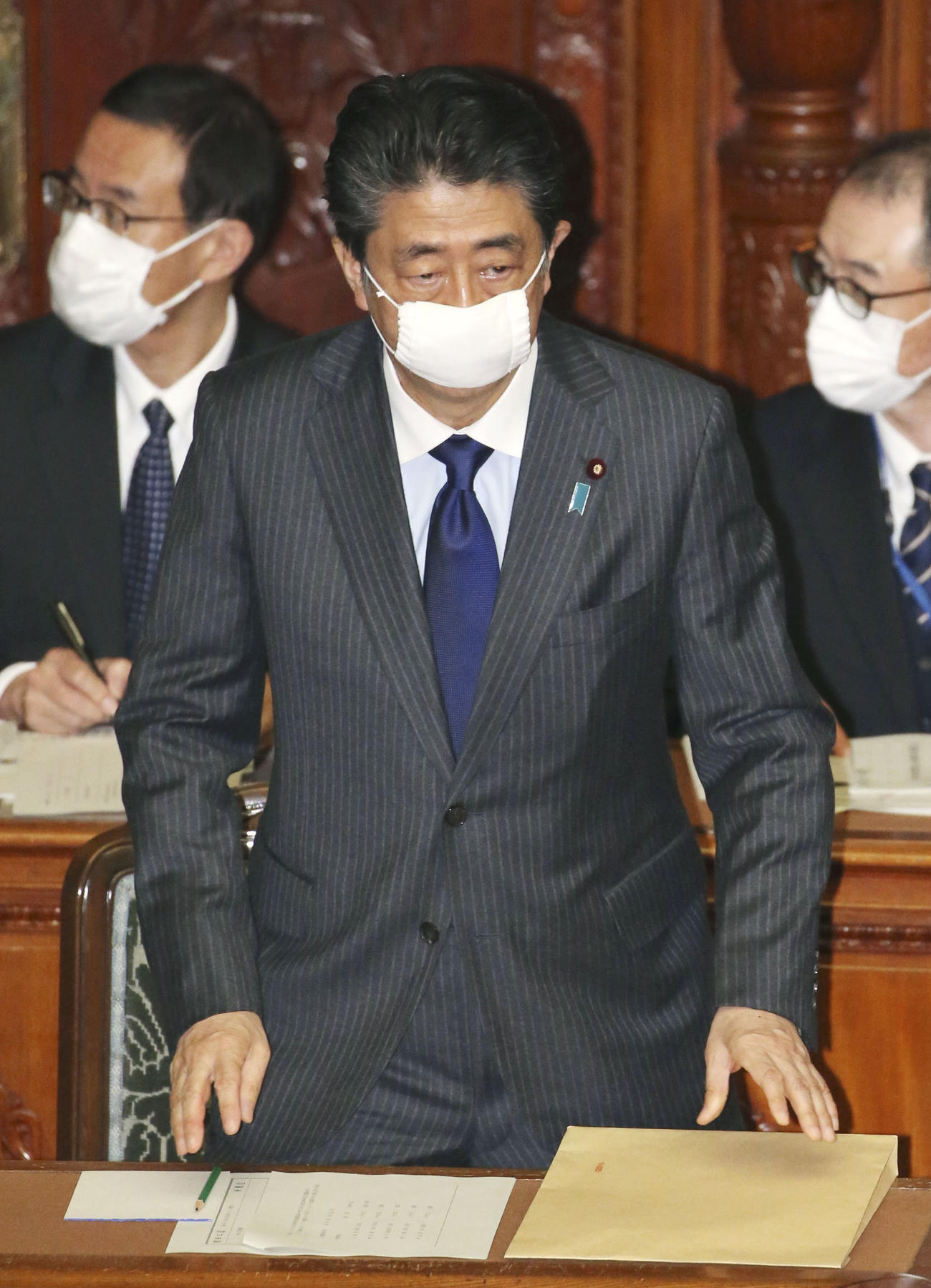 衆院本会議にマスク姿で臨む安倍首相（共同）