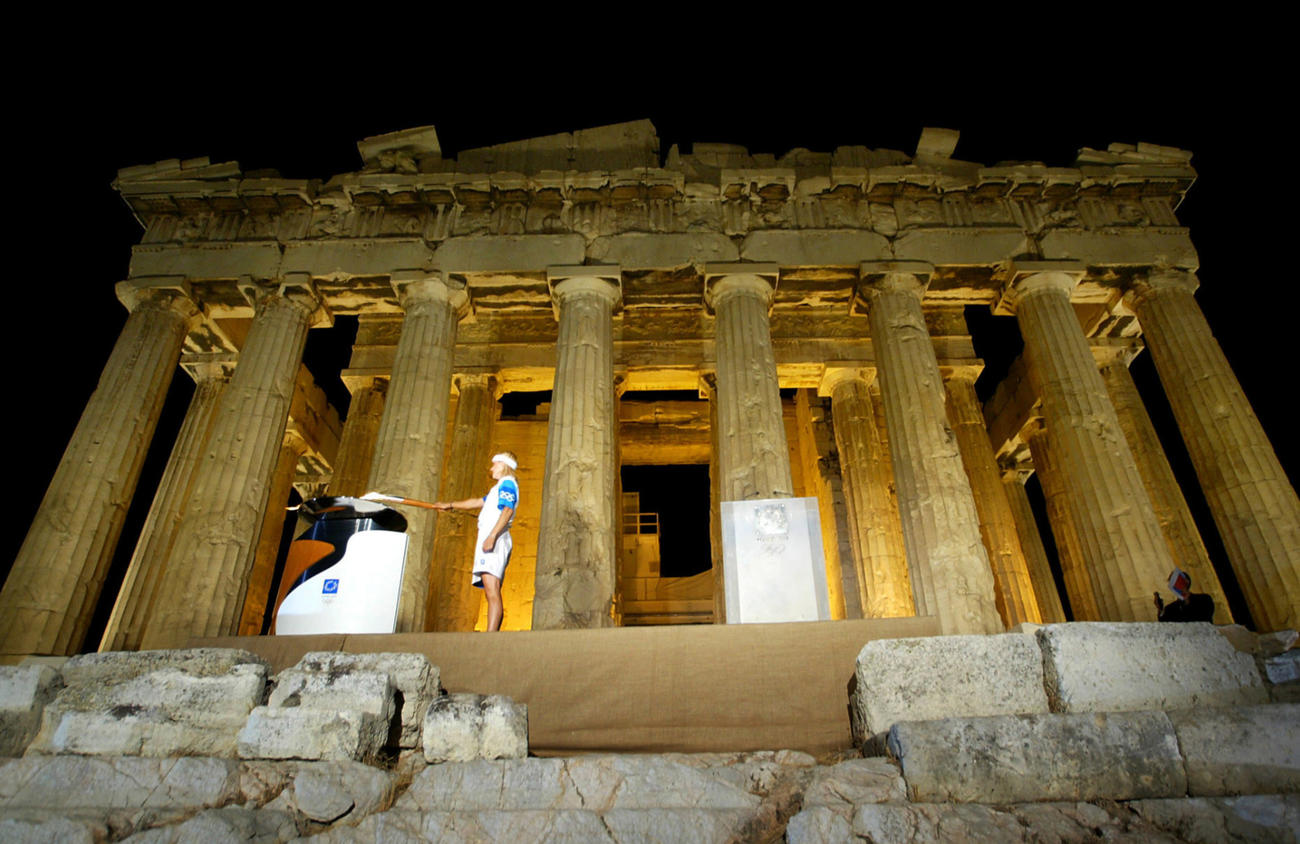 04年8月、アテネ五輪の開幕を前に、パルテノン神殿に到着した聖火（AP＝共同）