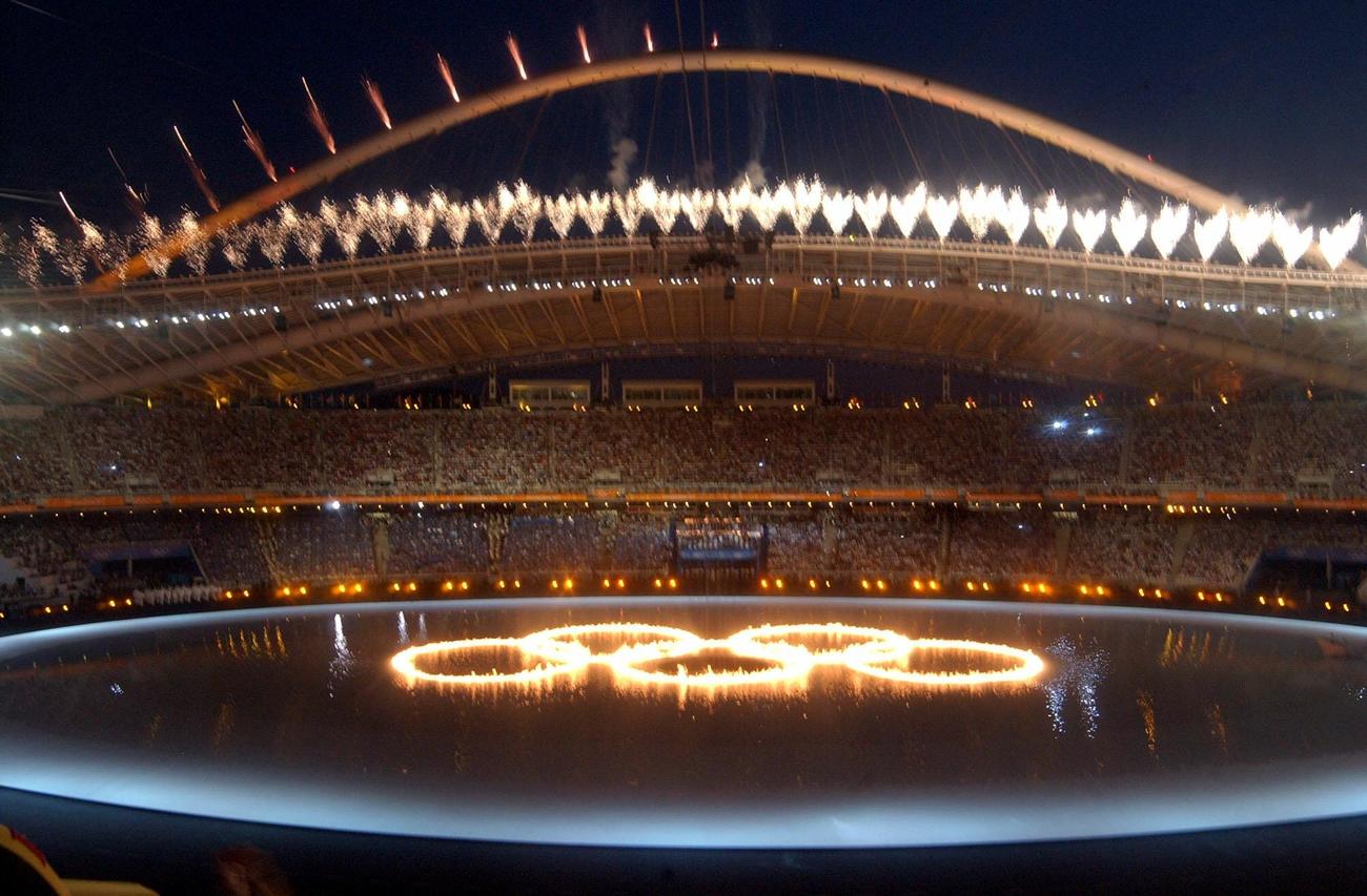 04年8月、アテネ五輪の開会式で水面に五輪マークが浮き上がった