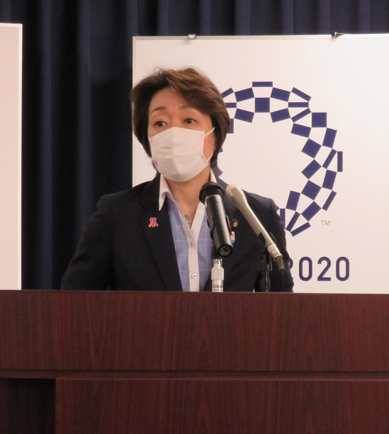 閣議後、記者会見に出席した橋本五輪相（撮影・佐藤勝亮）