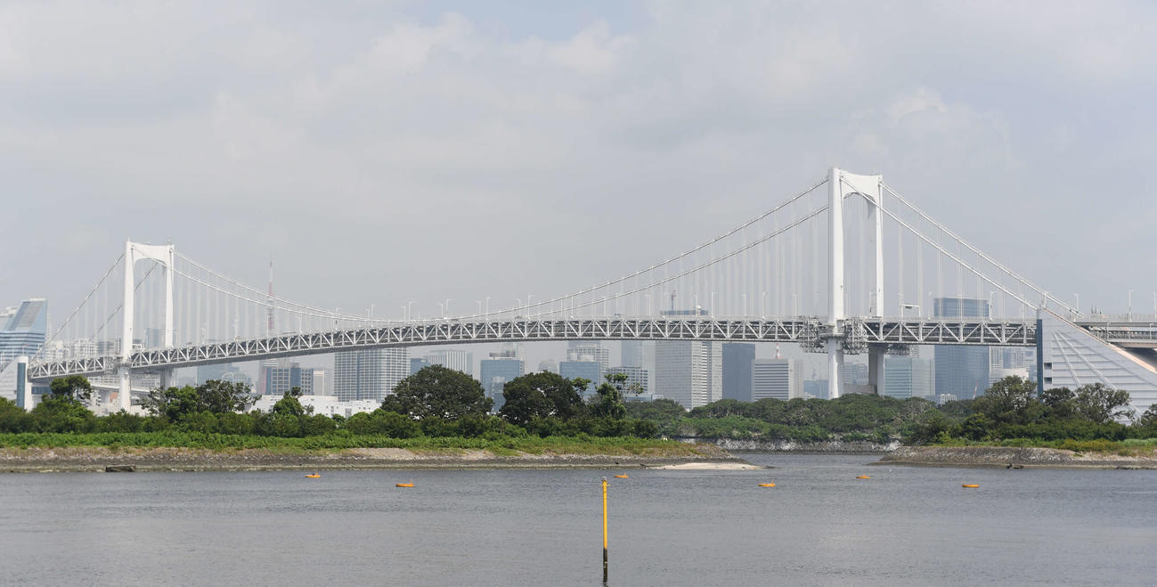 安全点検・メンテナンスのため五輪シンボルがなくなったお台場海浜公園から見たレインボーブリッジ（撮影・鈴木みどり）