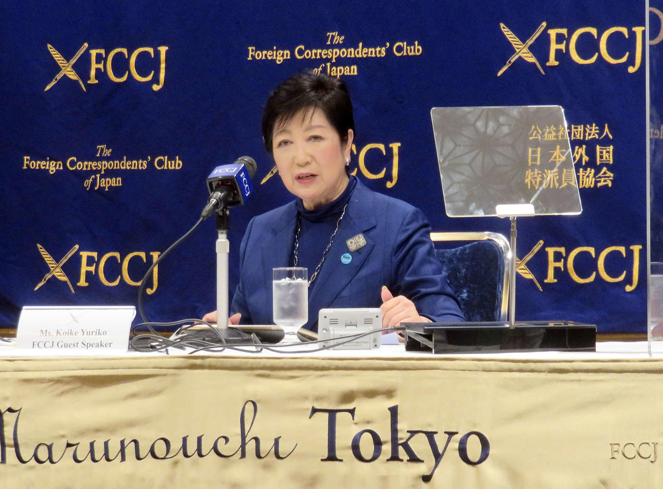 外国特派員協会での会見で、流ちょうな英語で話をする小池都知事（撮影・鎌田直秀）