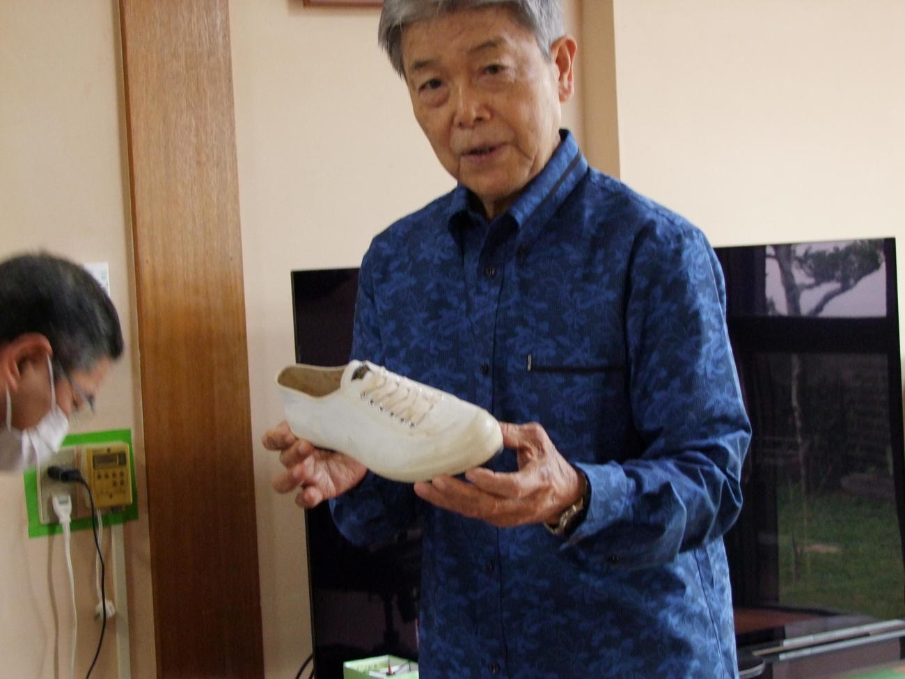 当時、届かなかった64年東京五輪聖火ランナーシューズの復刻版をプレゼントされた来夏の東京五輪沖縄県聖火ランナーも務める宮城勇さん