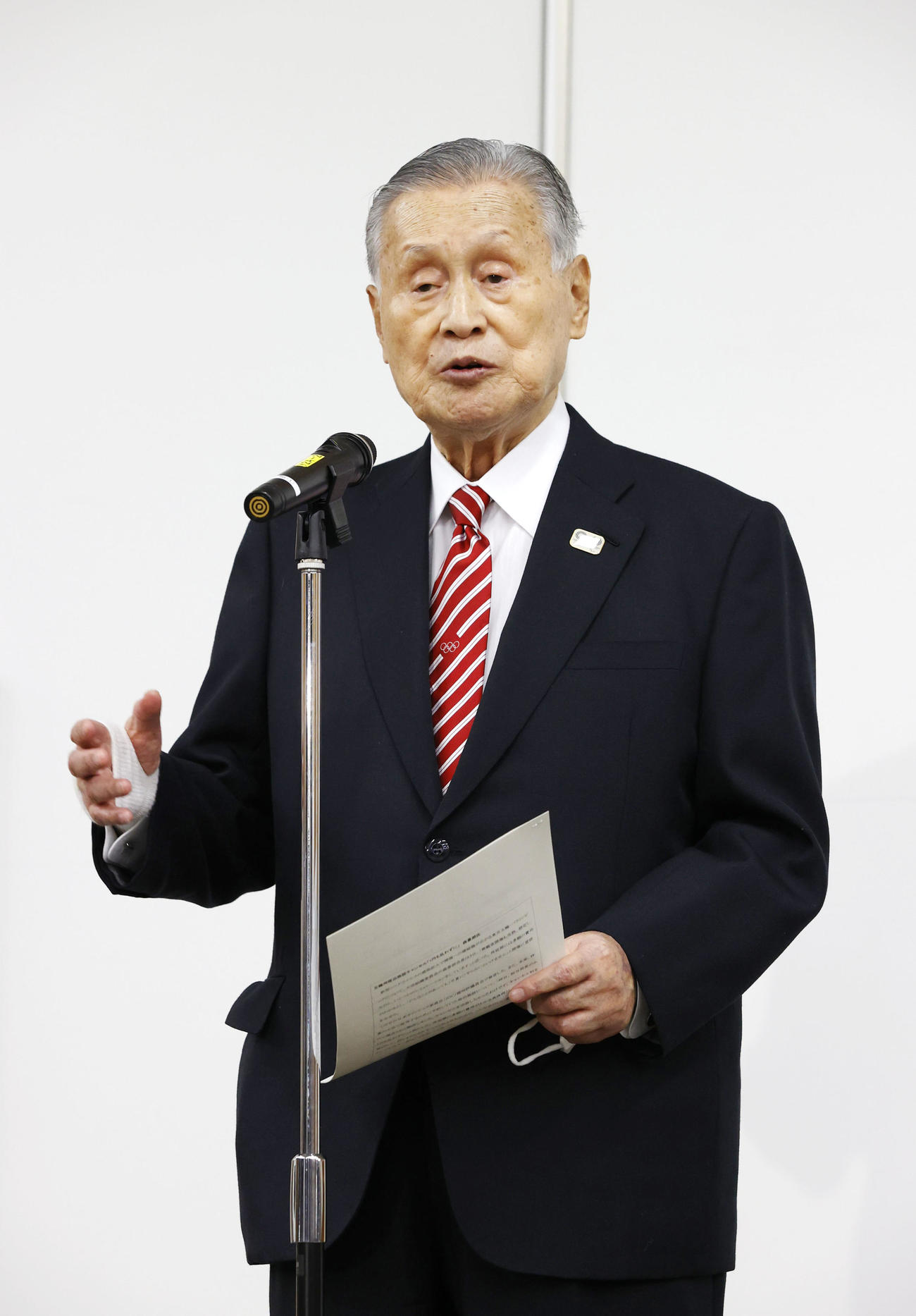 4日、記者会見する東京五輪・パラリンピック組織委員会の森喜朗会長（代表撮影）