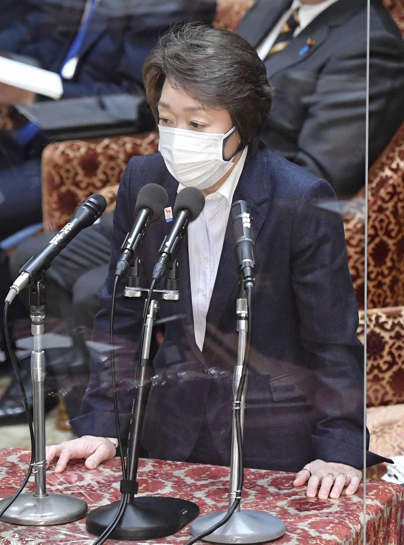 衆院予算委で答弁する橋本五輪相（共同）