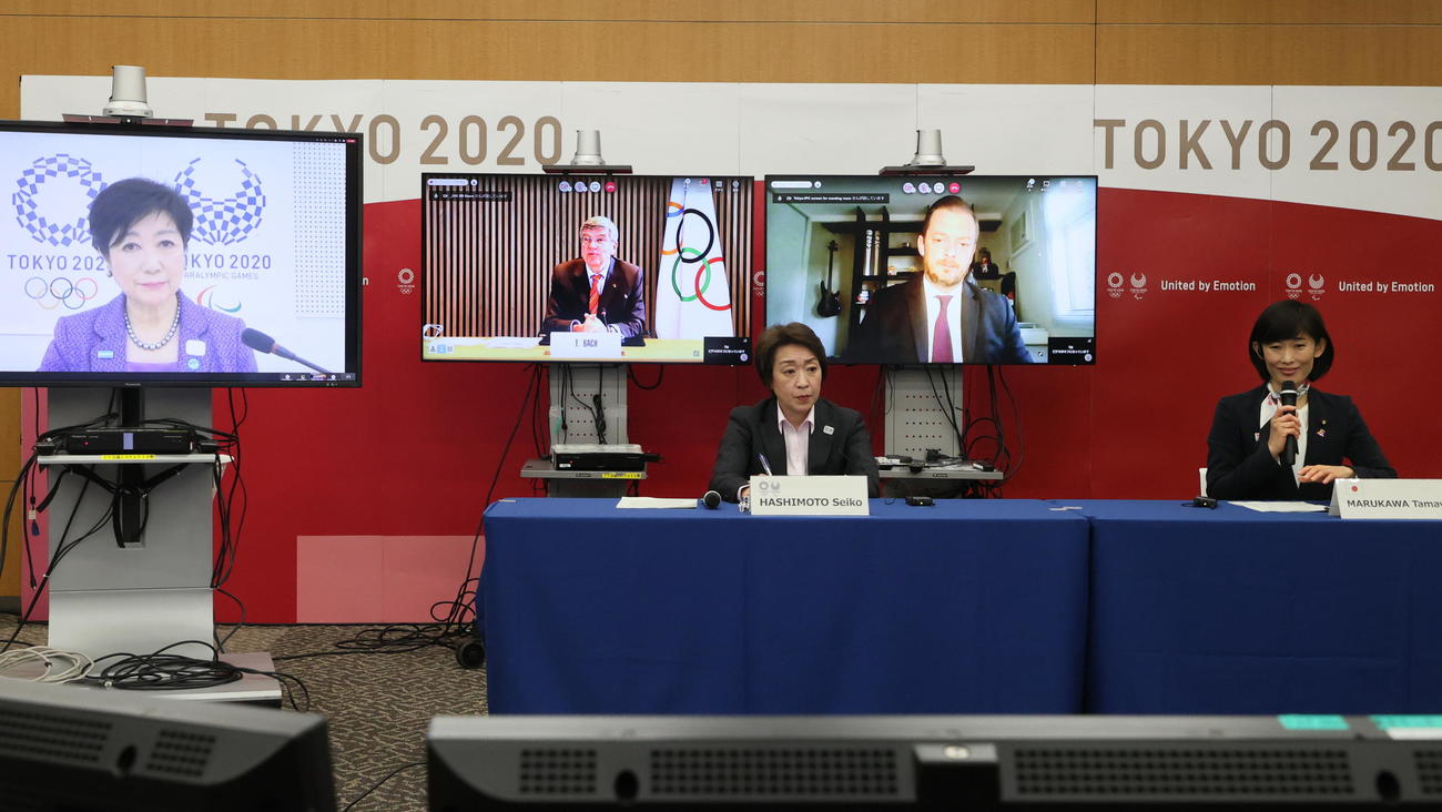 東京五輪・パラリンピックに向けた5者協議に臨む、大会組織委員会の橋本聖子会長（左）、丸川珠代五輪担当相（右）。リモートで参加するのは、左から東京都の小池百合子知事、国際オリンピック委員会（IOC）のトーマス・バッハ会長、国際パラリンピック委員会（IPC）のアンドリュー・パーソンズ会長（代表撮影）