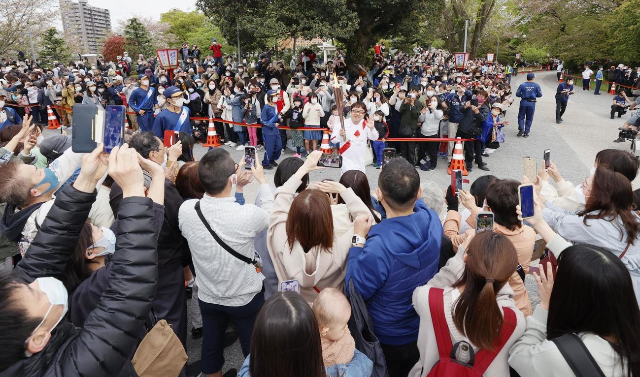 聖火リレーを見ようと集まった大勢の人たち＝ランナーは天野ひろゆき＝4月6日午後撮影