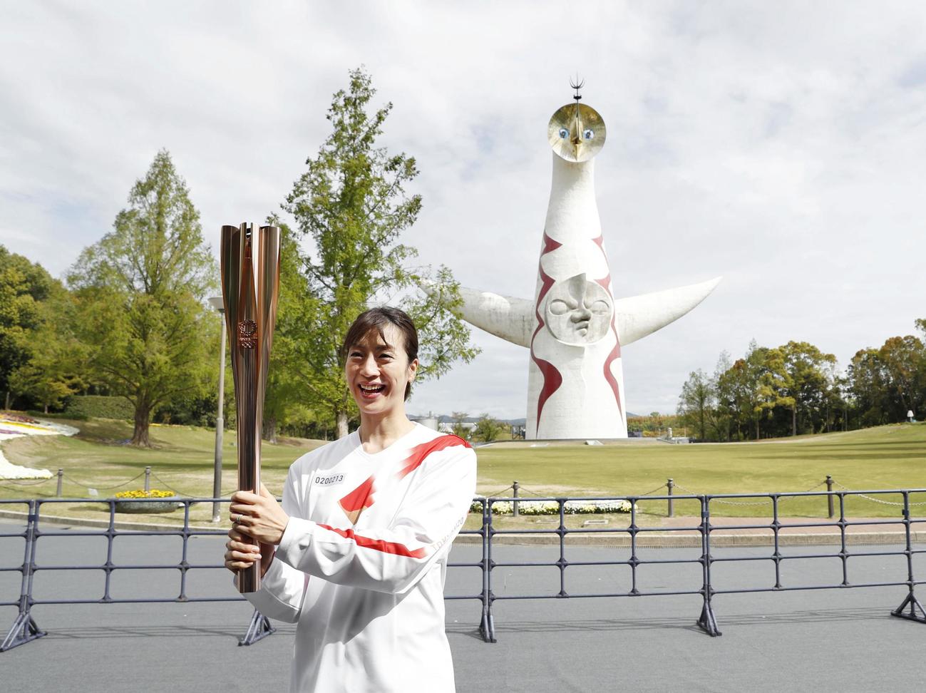 聖火リレーに笑顔で臨む寺川綾さん＝13日午前、大阪府吹田市の万博記念公園（共同）