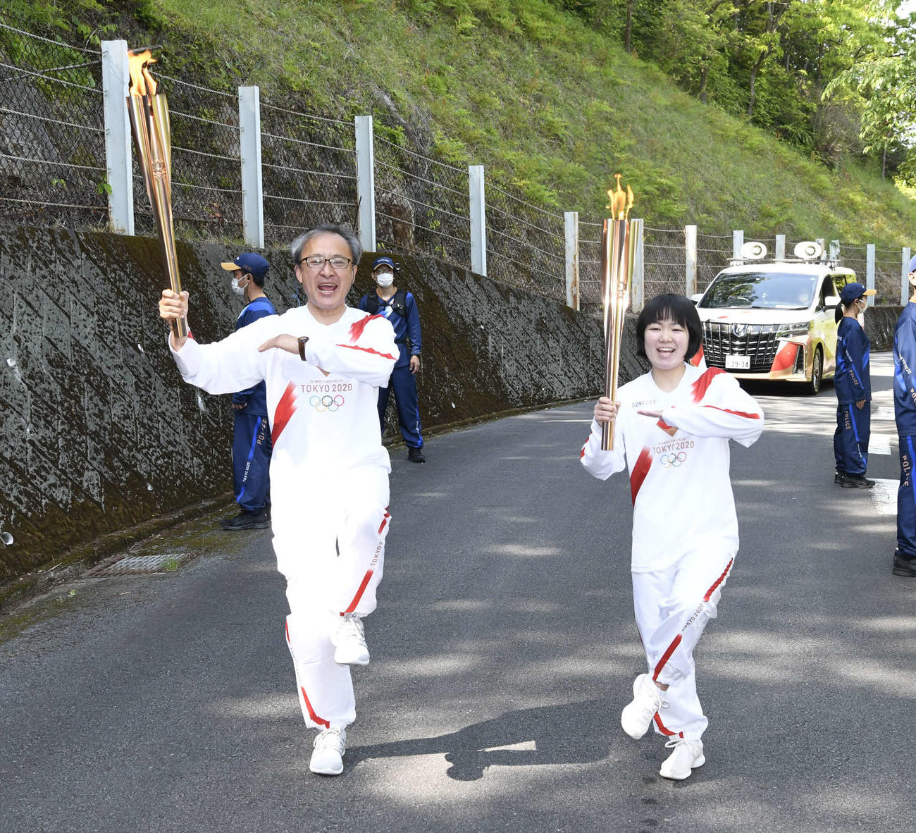 聖火ランナーを務めた入江則裕さん(左)と田島七海さん（代表撮影）