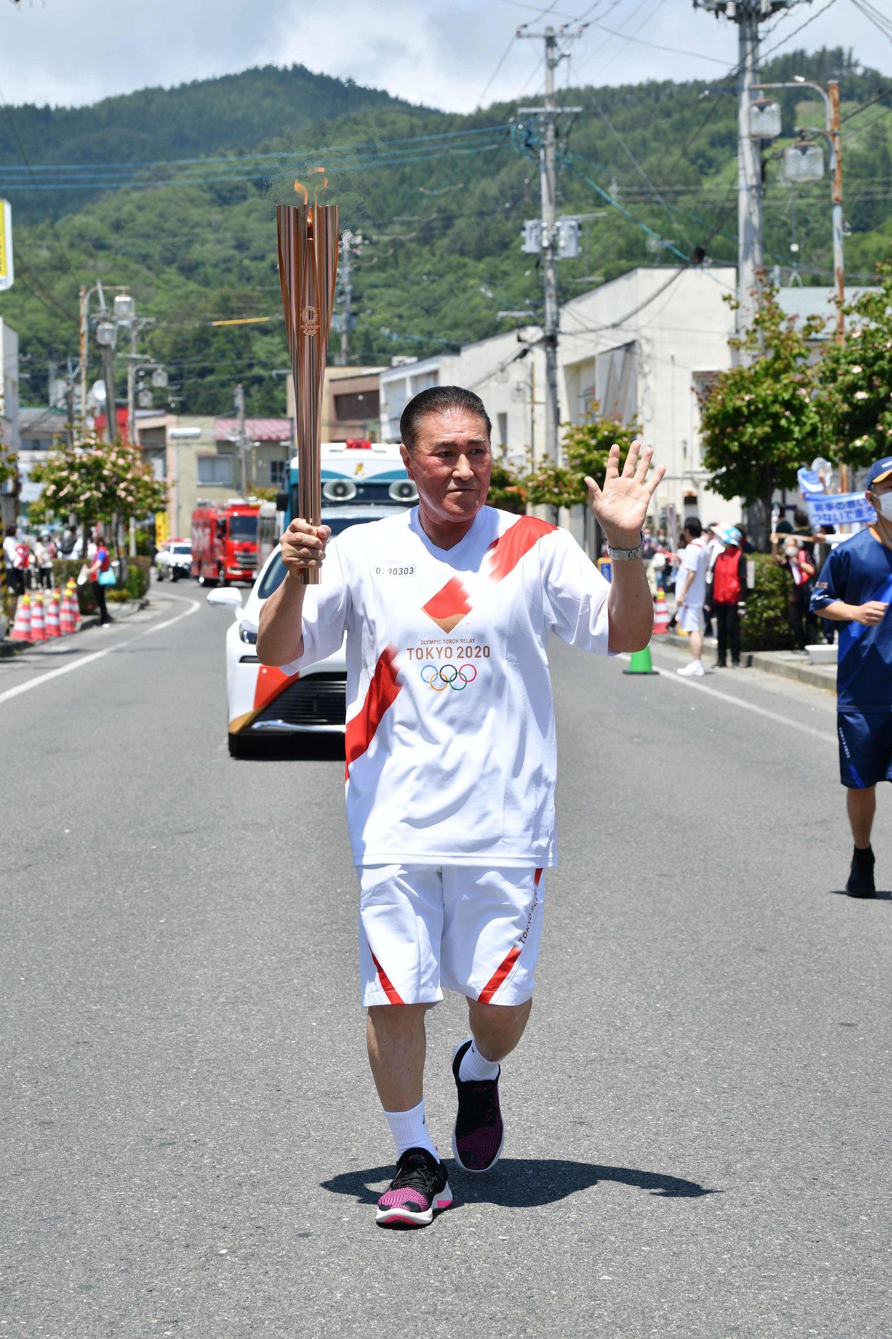 聖火ランナーを務めた岩手県宮古市、重茂漁業協同組合の後川良二さん（代表撮影）