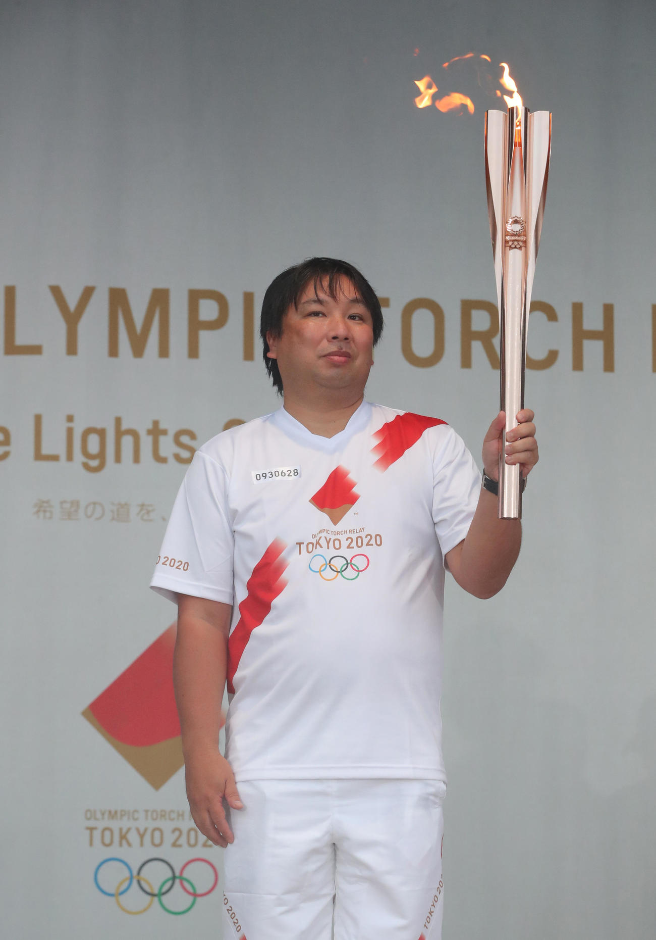 聖火ランナーを務めた元ロッテ捕手で現在日刊スポーツ野球評論家の里崎智也氏（代表撮影）
