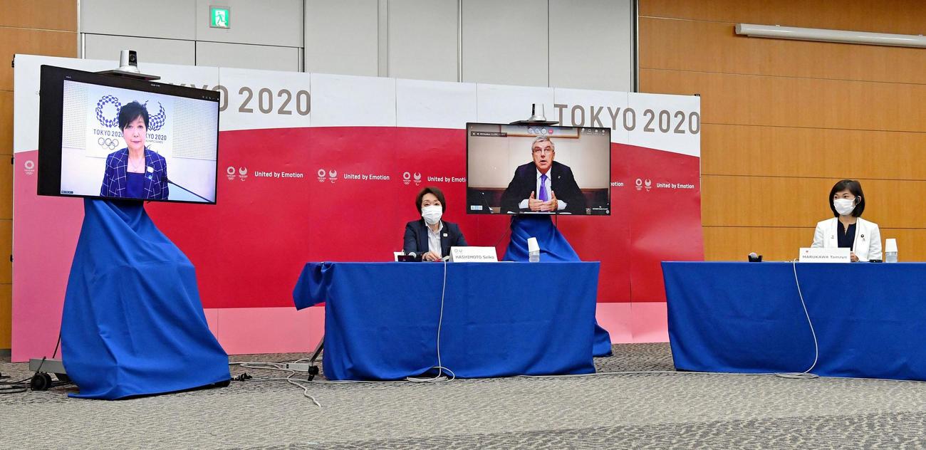 東京五輪・パラリンピックに向けた5者協議に臨む、左から東京都の小池百合子知事、大会組織委の橋本聖子会長、IOCのバッハ会長、丸川五輪相（代表撮影）