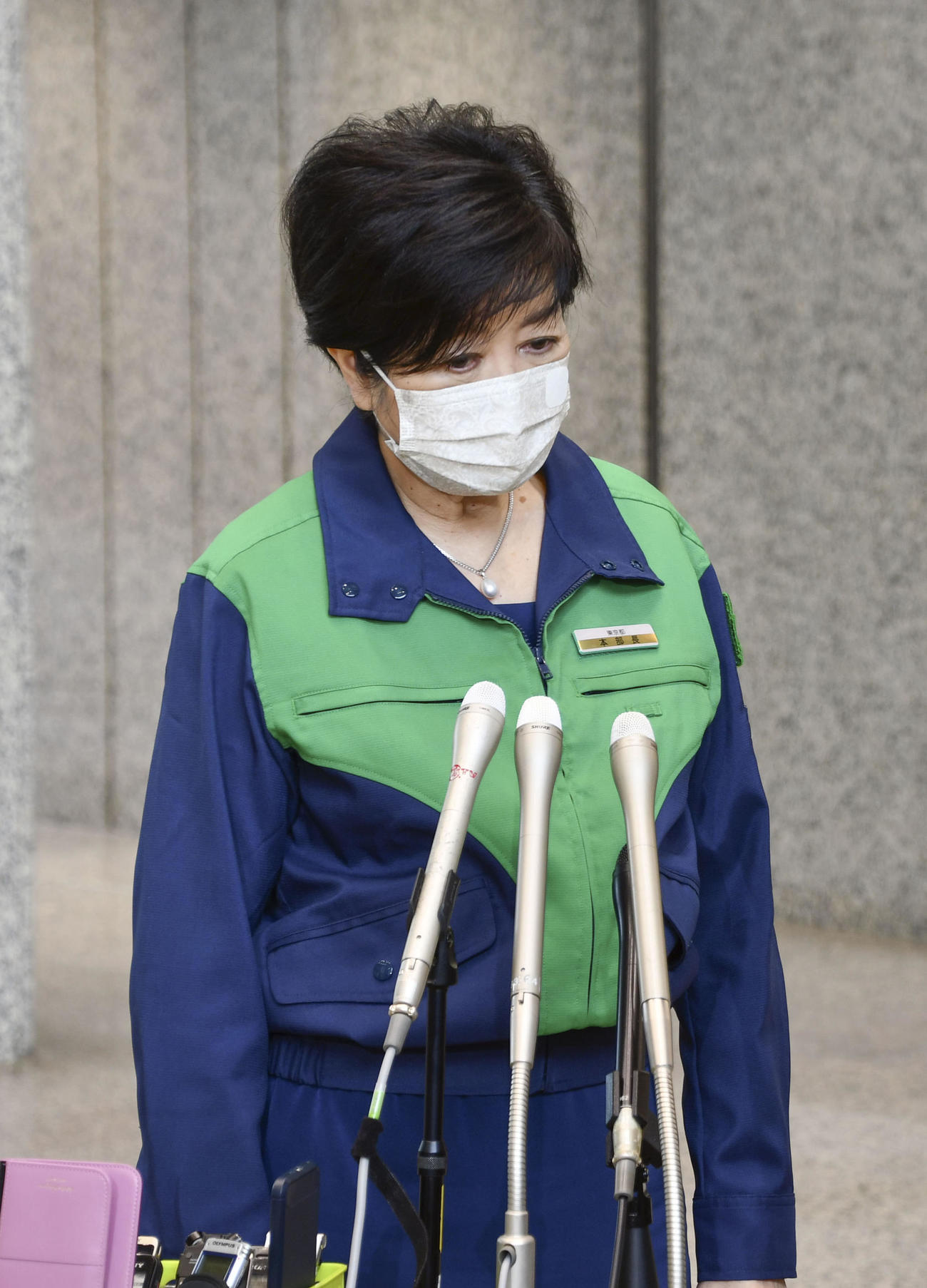 報道陣の取材に応じる東京都の小池百合子知事（共同）