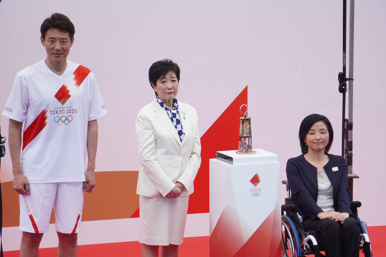 東京都　オリンピック聖火リレー聖火お披露目式に登壇する左から松岡修造、小池百合子知事、田口亜希さん