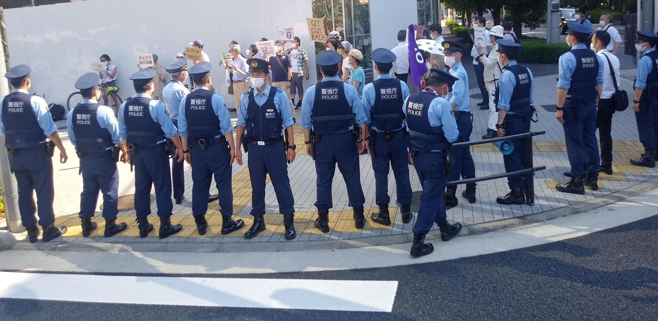 バッハ会長の宿泊するホテル前でのデモ抗議に警察官がデモ隊の動きを封鎖するため横一列に並んだ