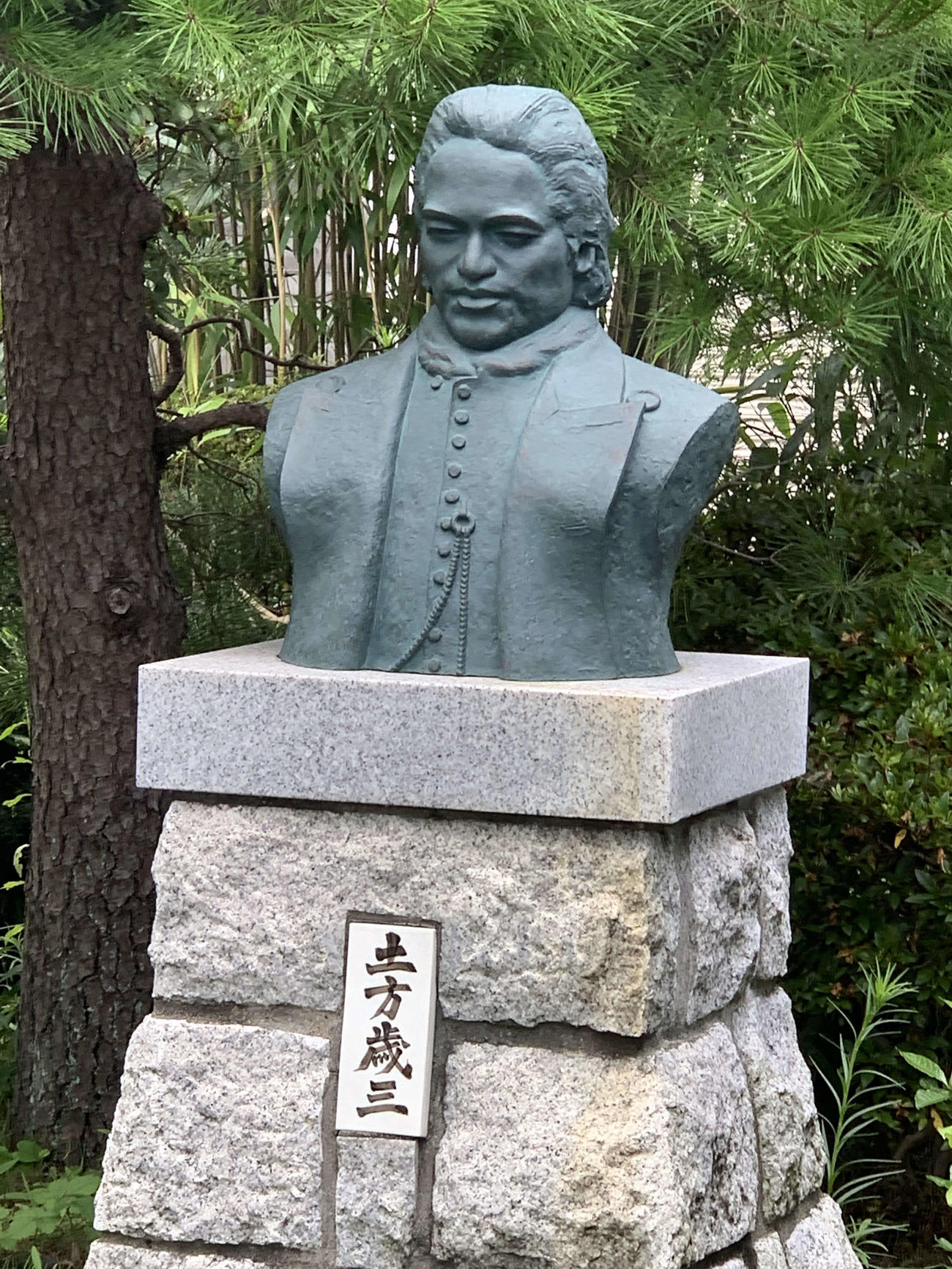 東京都日野市の「土方歳三史料館」の土方歳三の像（撮影・沢田直人）