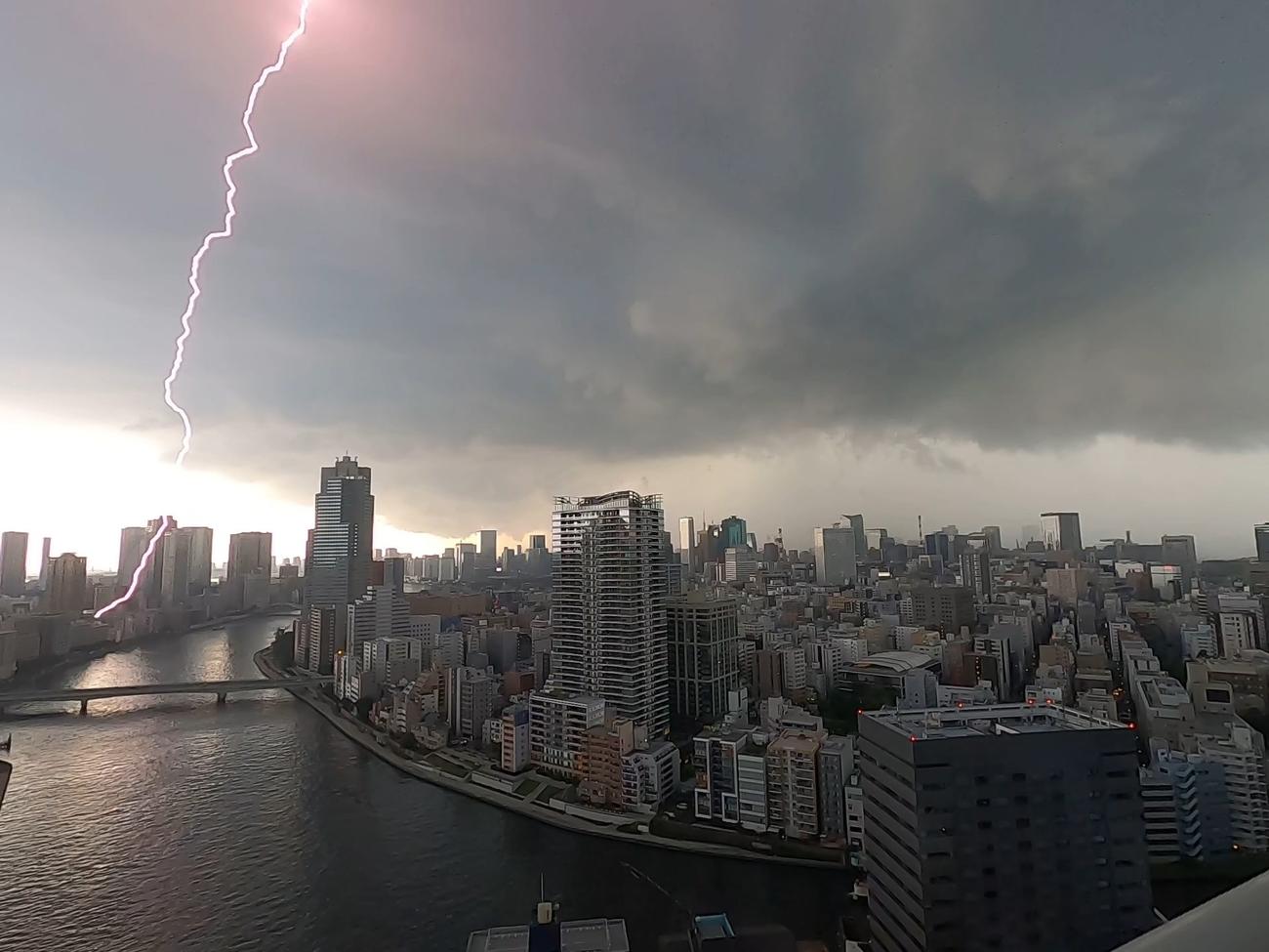 午後4時ごろ、土砂降りの雨と激しい雷が東京を襲った（撮影・菅敏）