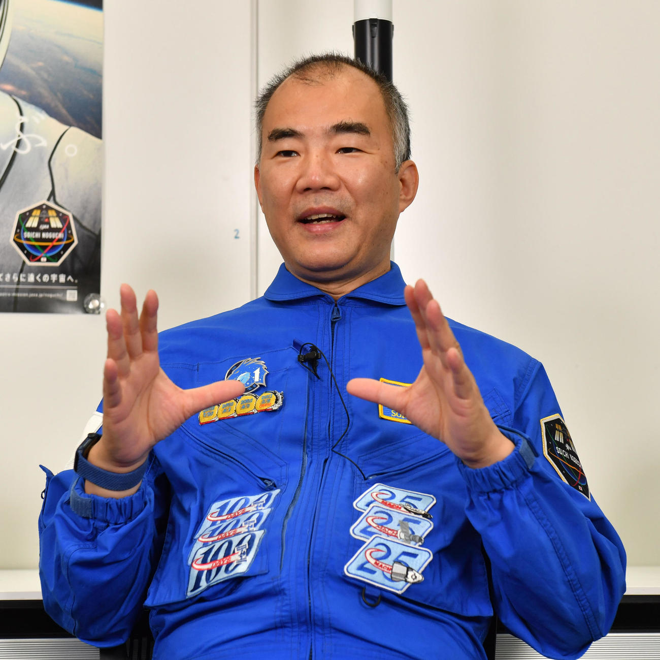 インタビューに答える野口聡一宇宙飛行士（撮影・柴田隆二）