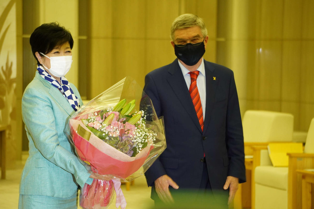 誕生日の小池百合子知事に花束をプレゼントする国際オリンピック委員会（IOC）バッハ会長（撮影・沢田直人）