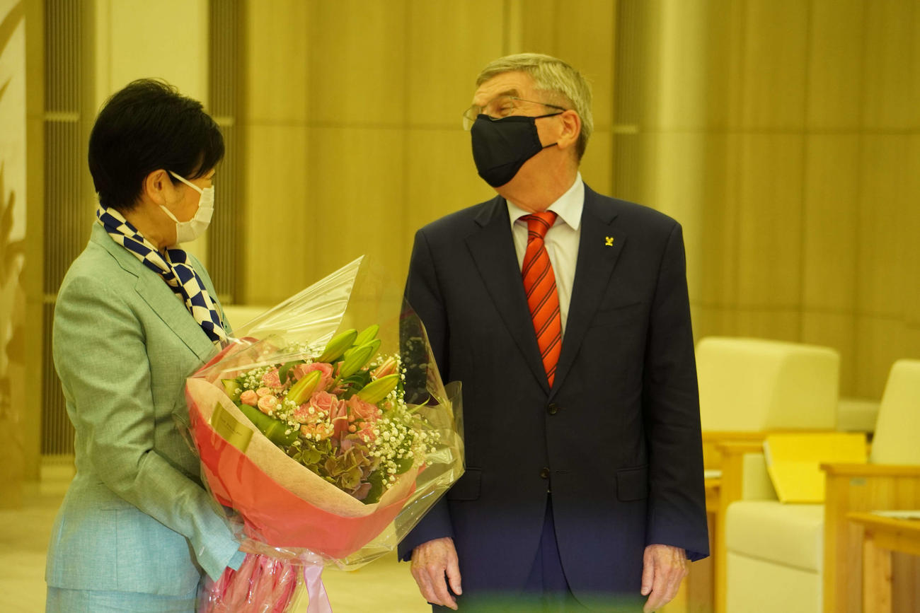 誕生日の小池百合子知事に花束をプレゼントする国際オリンピック委員会（IOC）バッハ会長（撮影・沢田直人）