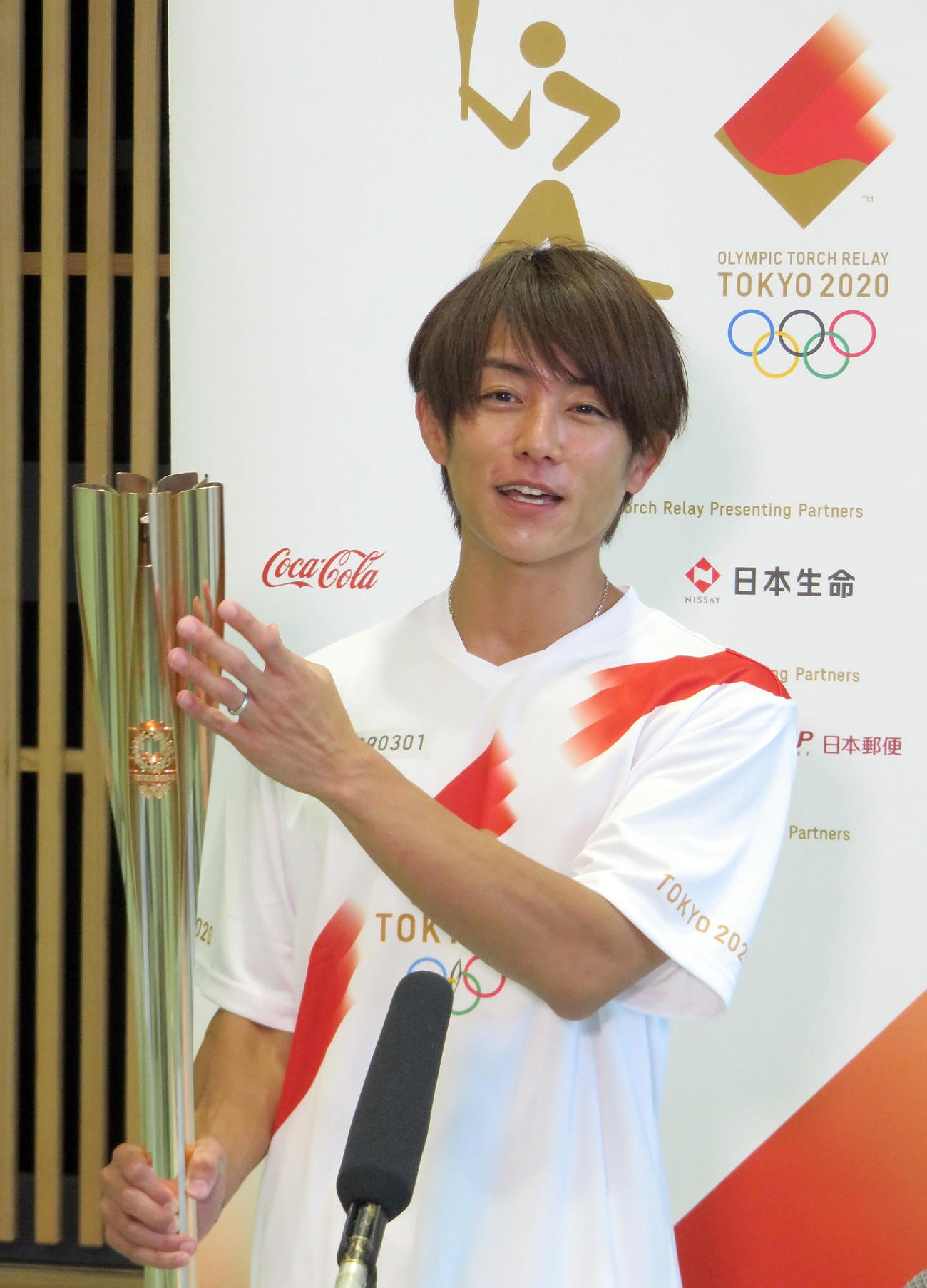 トーチを手に笑顔を見せる杉浦太陽（撮影・鎌田直秀）