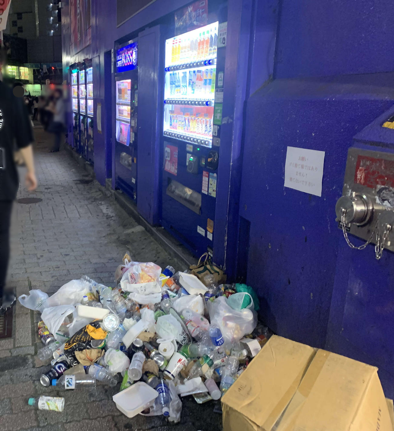 東京・渋谷の渋谷センター街の路上には不法投棄されたと思われるごみが散乱していた（撮影・沢田直人　※一部加工）