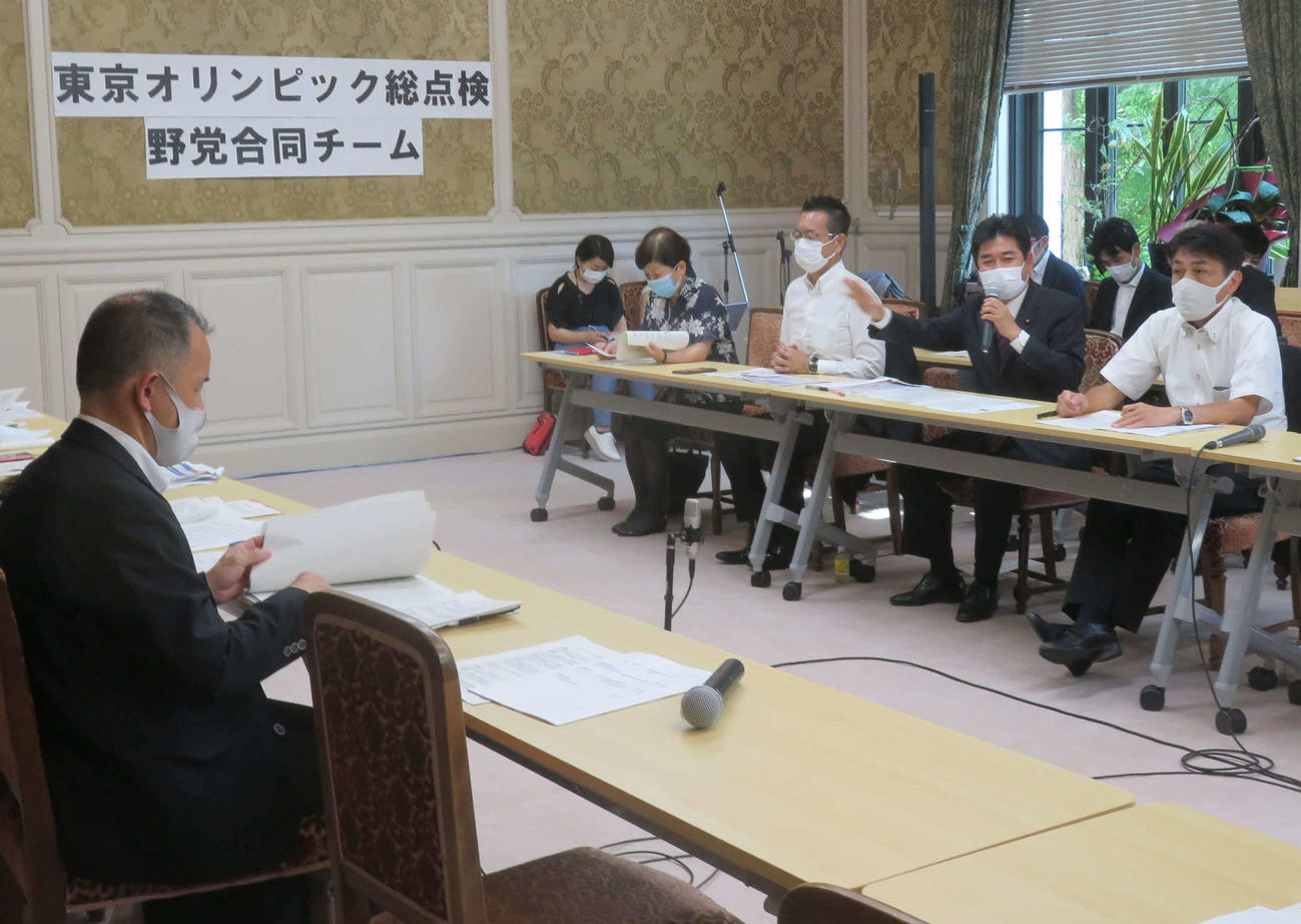野党合同チーム（右側）が内閣官房オリ・パラ推進本部を追及した（撮影・大上悟）