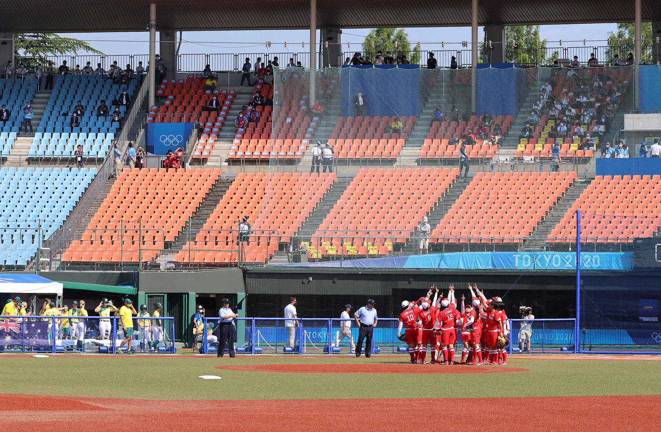 日本対オーストラリア　1回表、指を天に突き上げる日本の選手たち（撮影・河野匠）