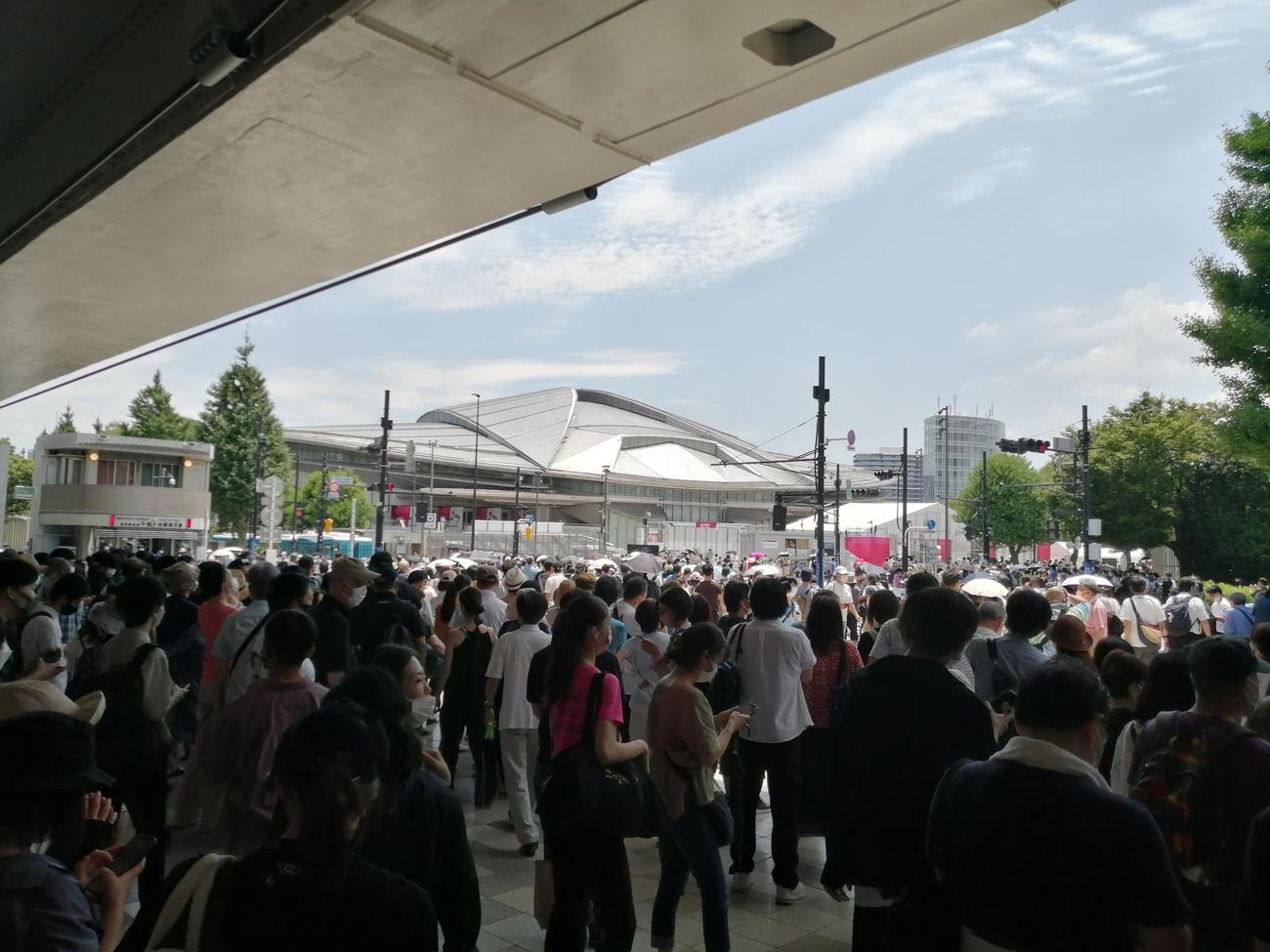 国立競技場の最寄り駅、JR千駄ケ谷駅周辺には、ブルーインパルスを見ようと午前中から大勢の人が詰めかけ、歩道を埋め尽くした