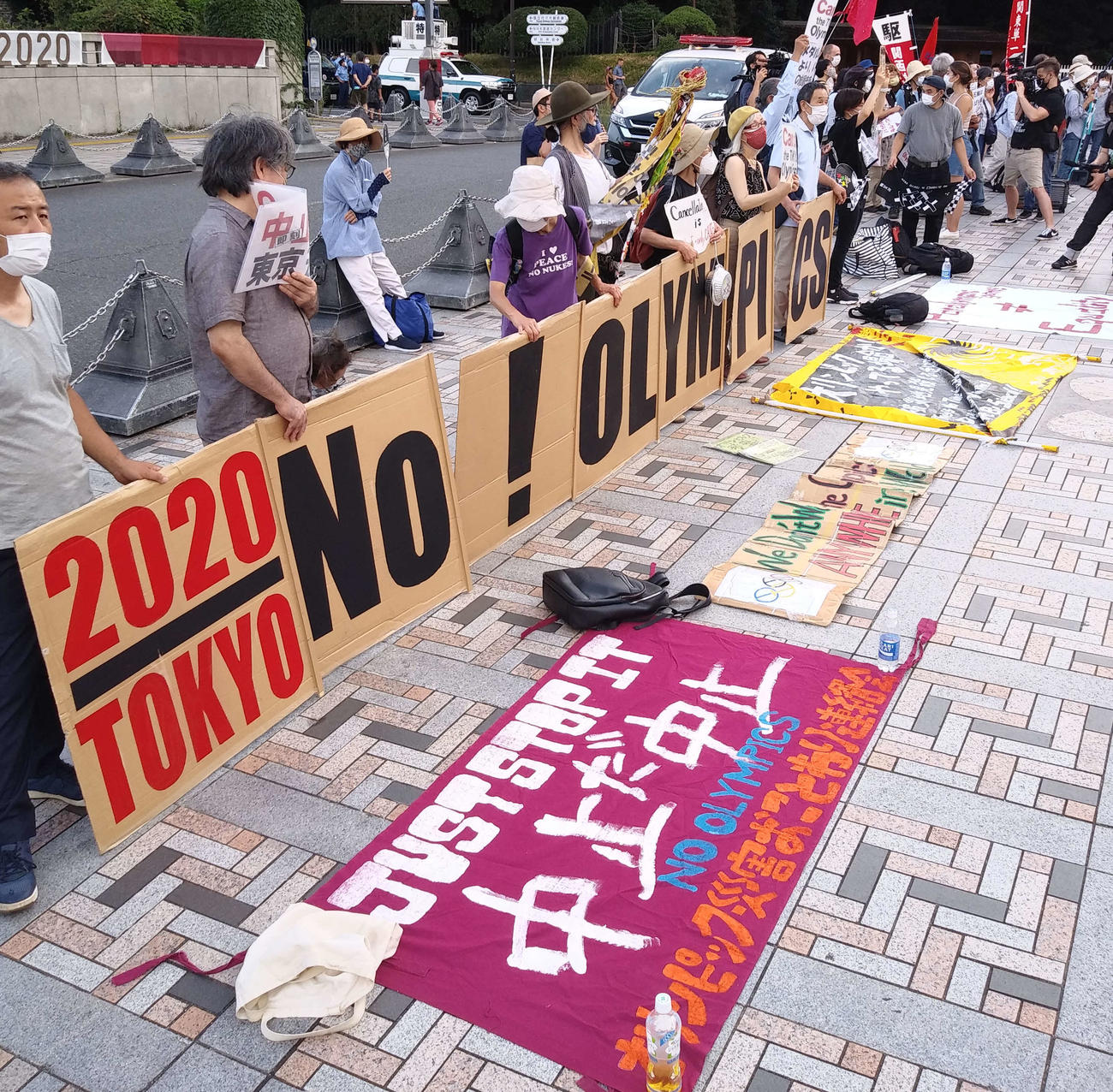 東京五輪に反対するグループ複数がJR原宿駅前に集結し「五輪、やめろー」などと声をあげた