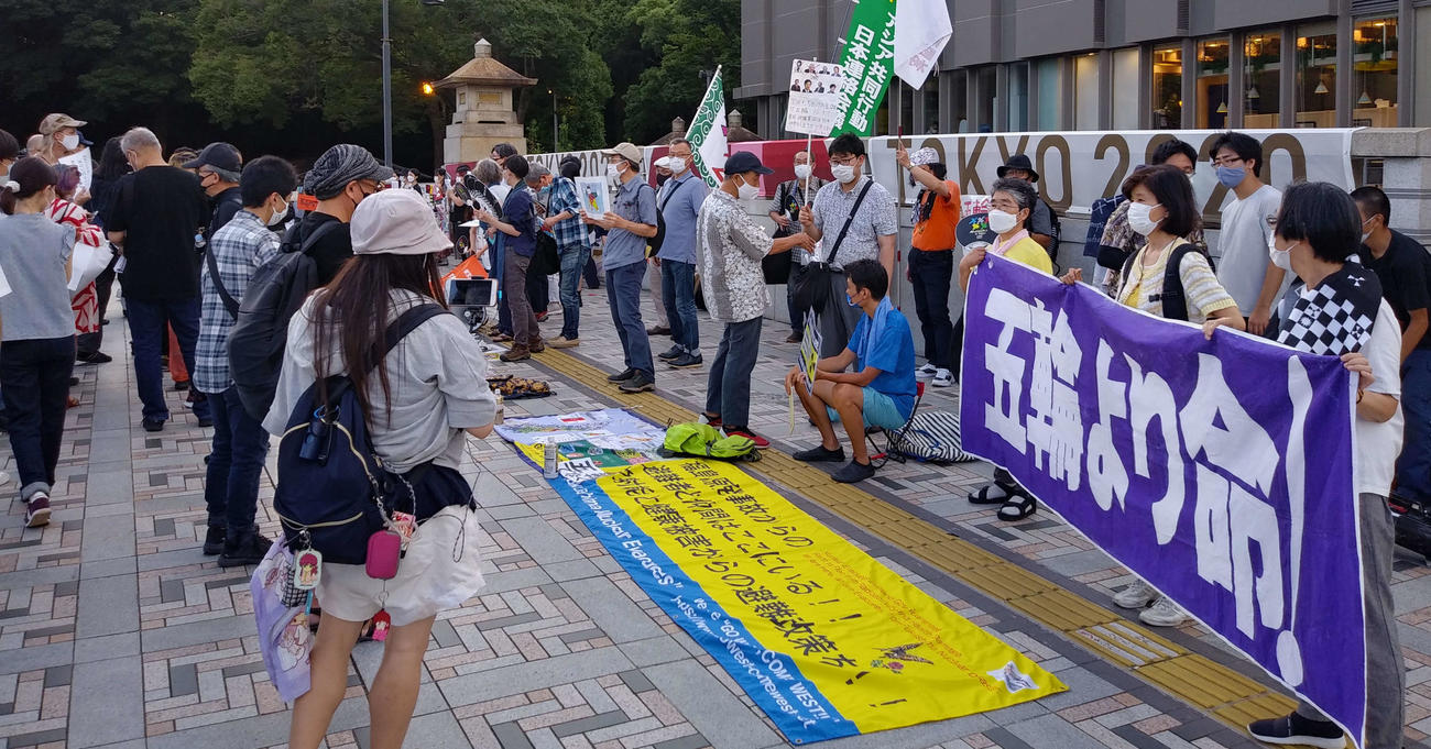 JR原宿駅前では「五輪より命！」という横断幕も掲げられ、東京五輪反対派のメンバーが集結した