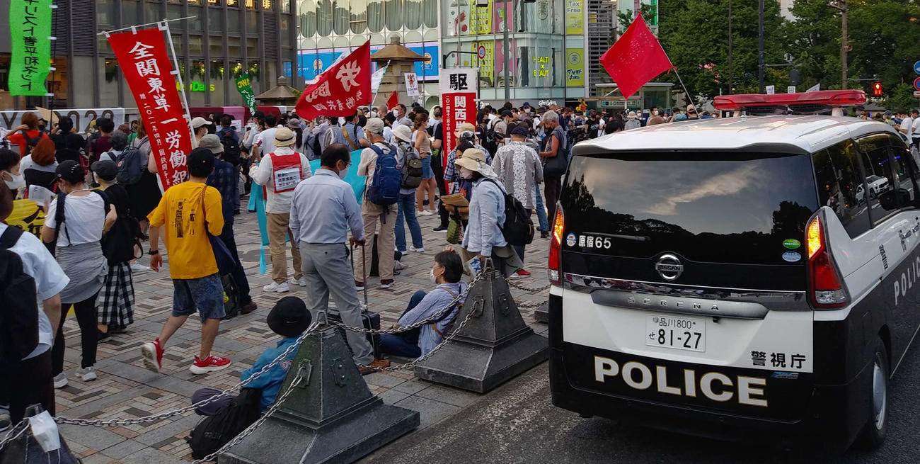 多数の東京五輪反対派のグループがJR原宿駅前に集まった。警察車両や制服、私服警察官も周囲に配置されていた