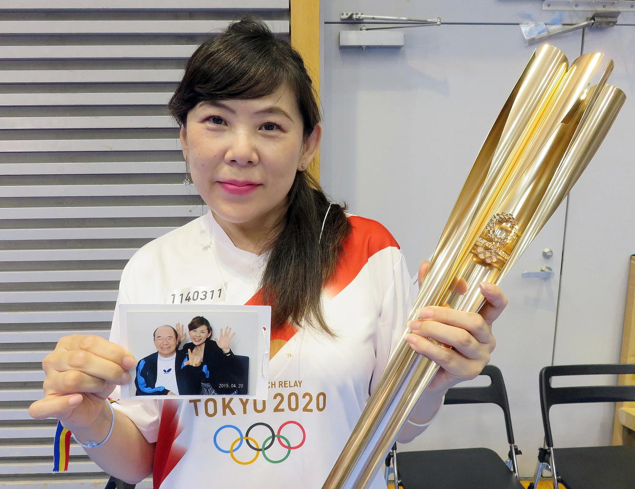 父林家こん平との2ショット写真を忍ばせて聖火リレーランナーを務めた笠井咲さん（撮影・鎌田直秀）