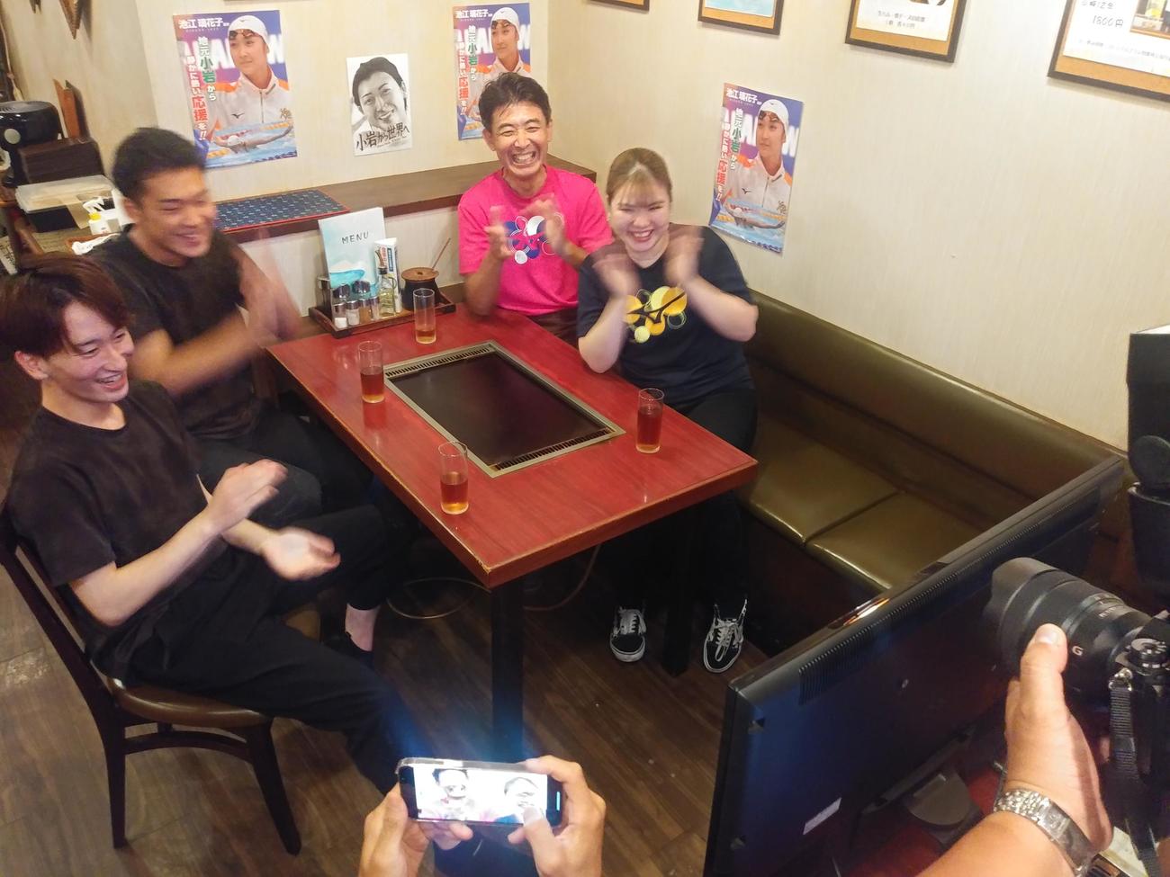 池江が来店した地元小岩の「みつばち」で声援を送るスタッフは声援を送った