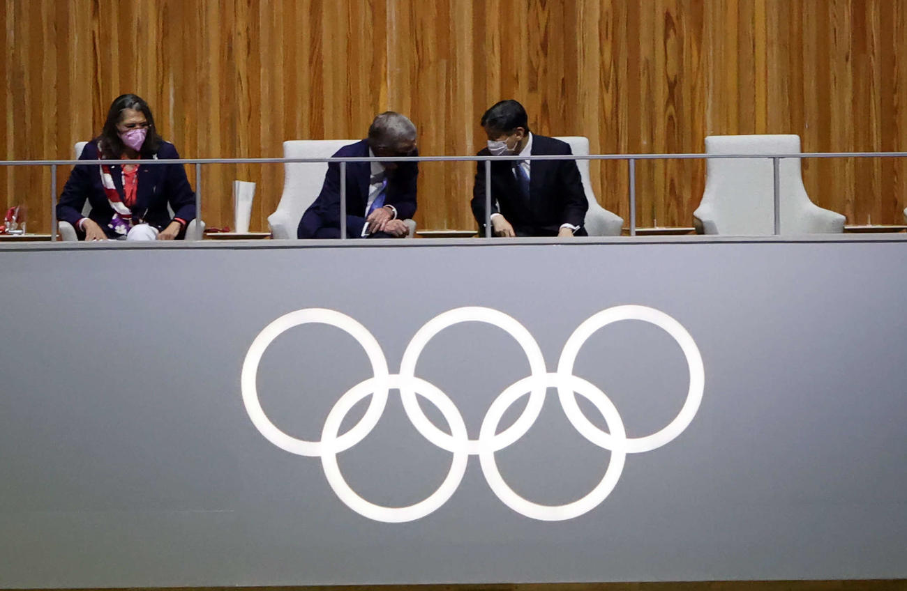 東京オリンピック開会式で言葉を交わす天皇陛下とIOCバッハ会長（21年7月23日撮影）