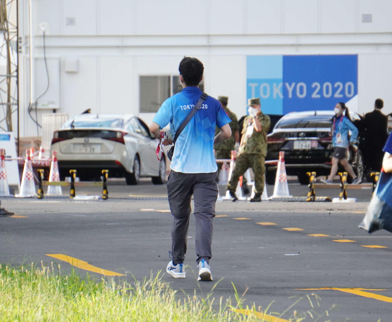 会場にむかうボランティアの男性の様子（撮影・沢田直人）