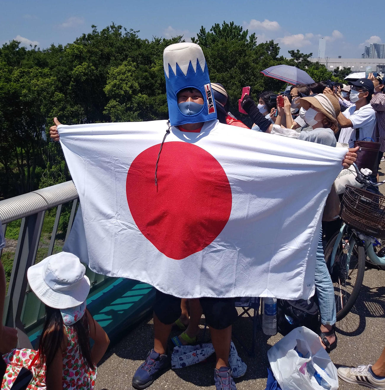 BMX決勝会場に近い有明北橋には日の丸ポンチョに富士山ヘルメットにマスク姿のファンも現れた